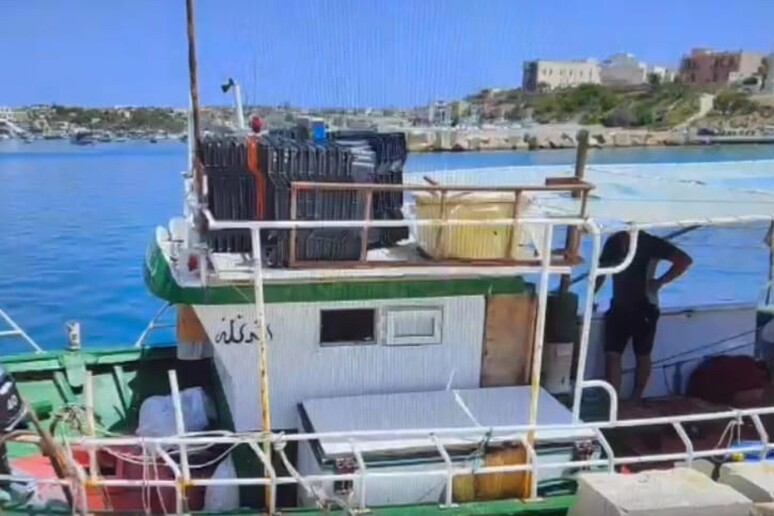 Il peschereccio Zohra il cui equipaggio è stato fermato per pirateria marittima a Lampedusa -     RIPRODUZIONE RISERVATA