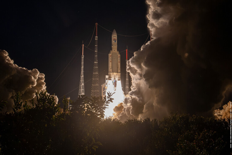 Addio al razzo Ariane 5: il lancio effettuato alla mezzanotte tra 5 e 6 luglio dal Centro Spaziale Europeo in Guyana Francese è stata la sua 117esima e ultima missione (fonte: ESA-CNES-Arianespace/Optique video du CSG/P. Piron) - RIPRODUZIONE RISERVATA