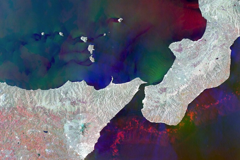 Lo stretto di Messina fotogrfato dal satellite europeo Sentinel 1 (fonte: e-GEOS) - RIPRODUZIONE RISERVATA
