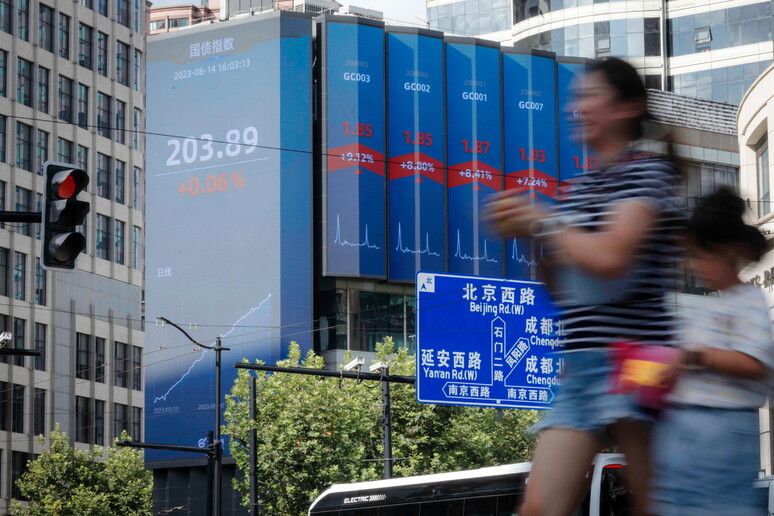 Borsa: Hong Kong negativa, apre a -0,67%
