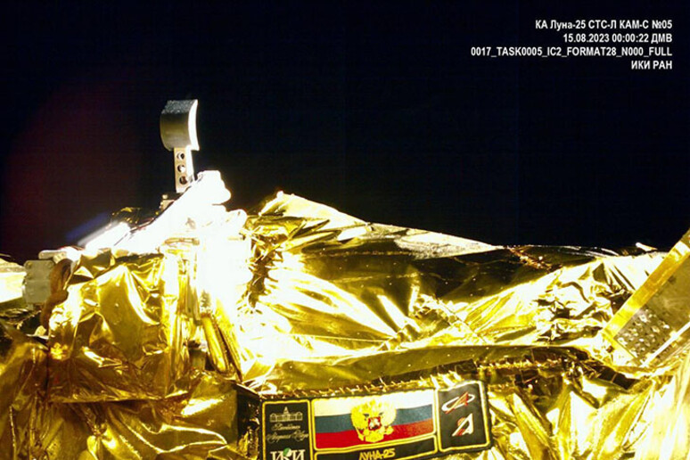 Il selfie scattato dal veicolo russo Luna 25 poco prima dell 'ingresso nell 'orbita lunare (fonte: Roscosmos, da X) - RIPRODUZIONE RISERVATA