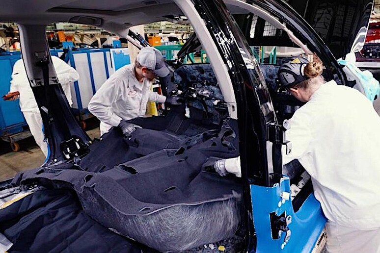 Negli Usa Honda ricicla uniformi operai per insonorizzare auto