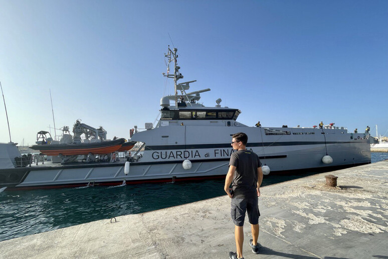 Barca della Guardia di Finanza - RIPRODUZIONE RISERVATA