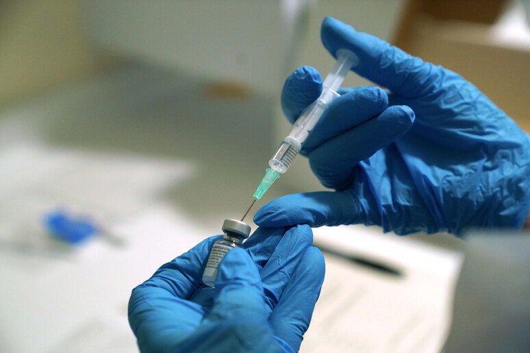 Covid: medici di famiglia,  'fondamentale ' il vaccino in autunno © ANSA/EPA