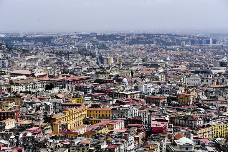 Il centro abitato di Napoli visto dalla collina del Vomero - RIPRODUZIONE RISERVATA