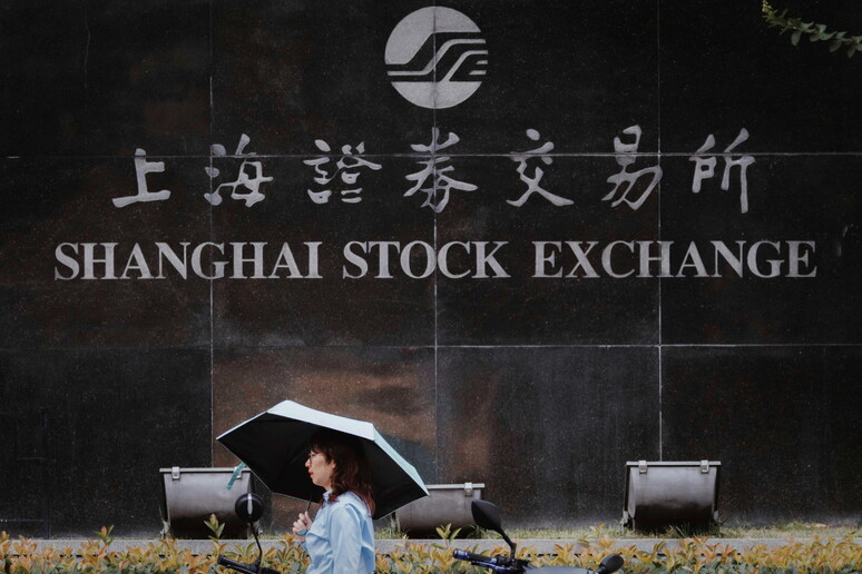 Borsa: Shanghai apre a -0,05%, Shenzhen a -0,16%