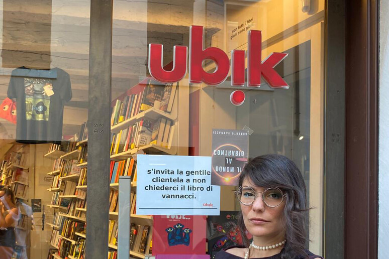 Spunta un cartello in una libreria: 'Non chiedeteci il libro di Vannacci' -  Notizie 
