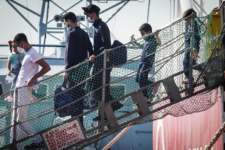 Uno sbarco di migranti con alcuni bambini e ragazzi - RIPRODUZIONE RISERVATA