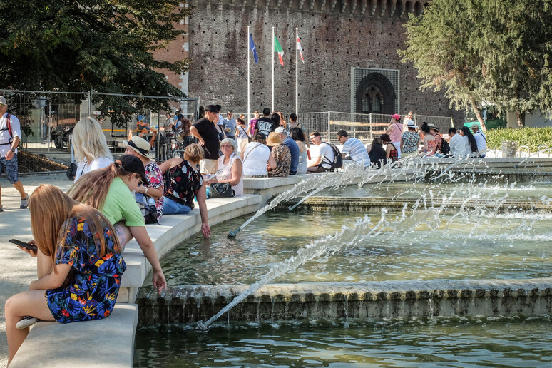 Piazza Castello a Milano - RIPRODUZIONE RISERVATA