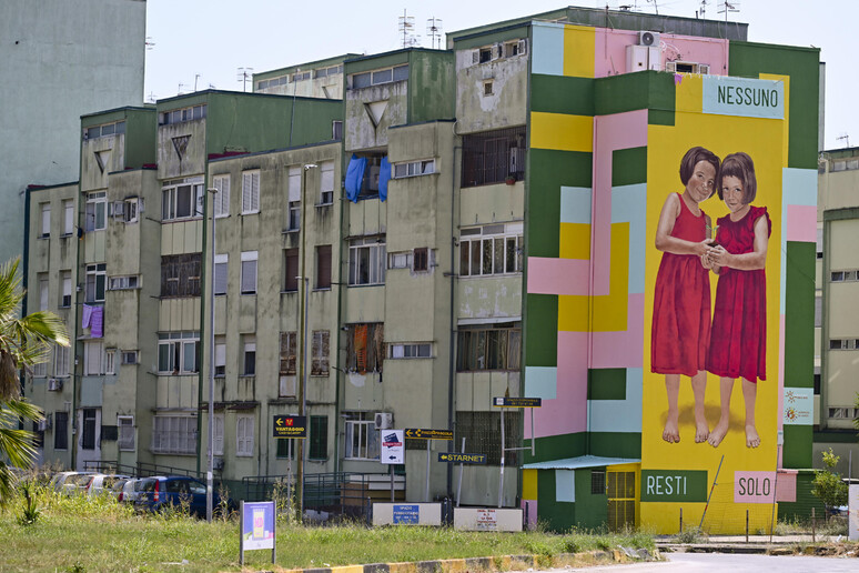 Un murale a Caivano che ricorda le due vittime di violenza - RIPRODUZIONE RISERVATA