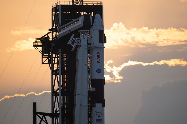 La capsula Crew Dragon Endurance sul razzo Falcon 9 al Kennedy Space Center, in attesa del lancio (fonte: Nasa) - RIPRODUZIONE RISERVATA