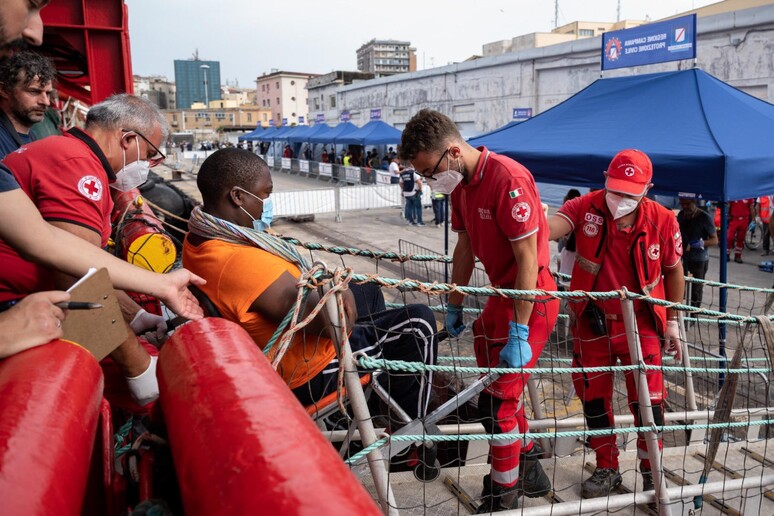 Migranti: Ocean Viking a Napoli, 254 a bordo - RIPRODUZIONE RISERVATA