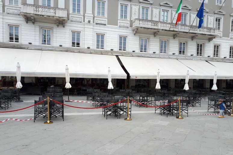 Maltempo: chiuso a Trieste lo storico Caffè degli specchi - RIPRODUZIONE RISERVATA
