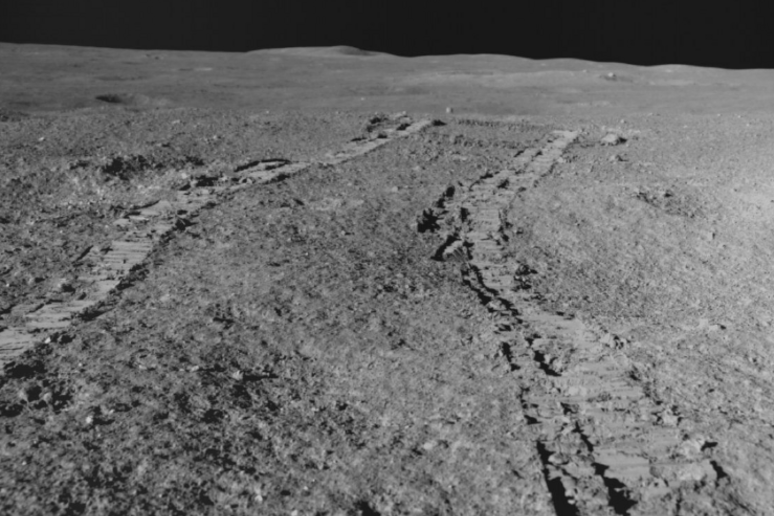 Una foto della strada percorsa scattata dalla fotocamera a bordo del rover indiano (fonte: ISRO via X) - RIPRODUZIONE RISERVATA