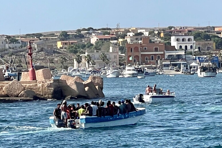 Uno sbarco a Lampedusa - RIPRODUZIONE RISERVATA