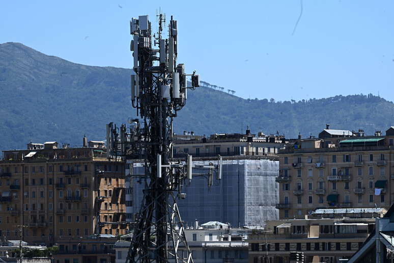 Una torre di ripetizione del segnale cellulare. Genova - RIPRODUZIONE RISERVATA