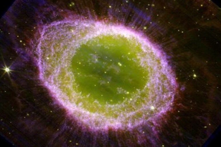 L 'immagine della Nebulosa Anello ottenuta dal telescopio spaziale James Webb (fonte: The University of Manchester) - RIPRODUZIONE RISERVATA