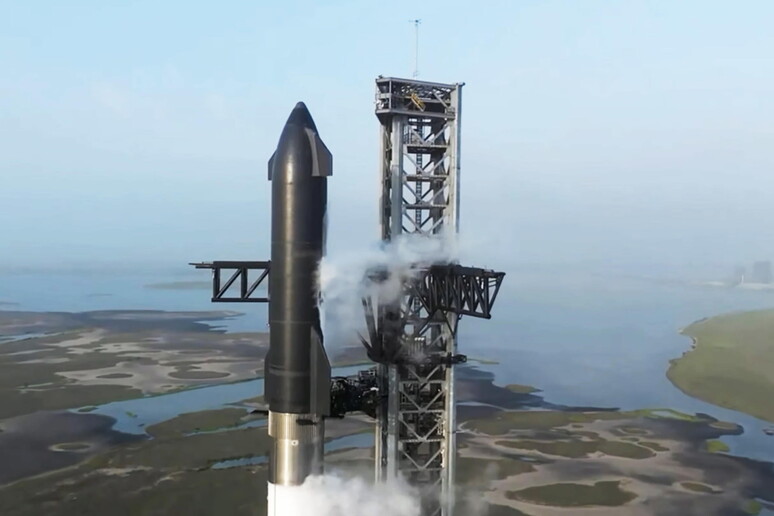 Il test statico dei motori Raptor del Super Heavy Booster 9 della SpaceX (fonte: SpaceX) - RIPRODUZIONE RISERVATA