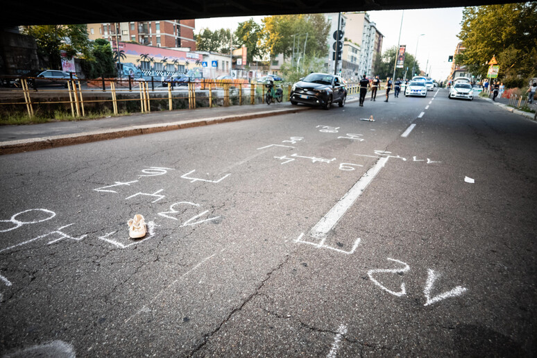 Incidente fra ciclista e auto a Milano - RIPRODUZIONE RISERVATA