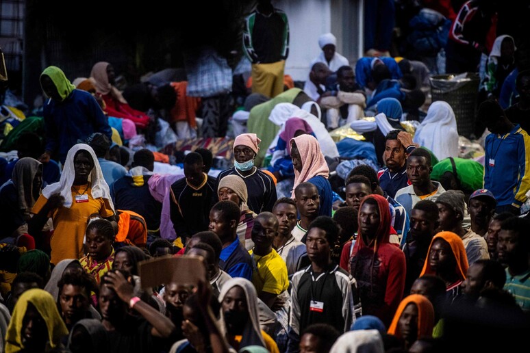 Raddoppiano gli sbarchi a Lampedusa, trafficanti calano prezzi © ANSA/AFP