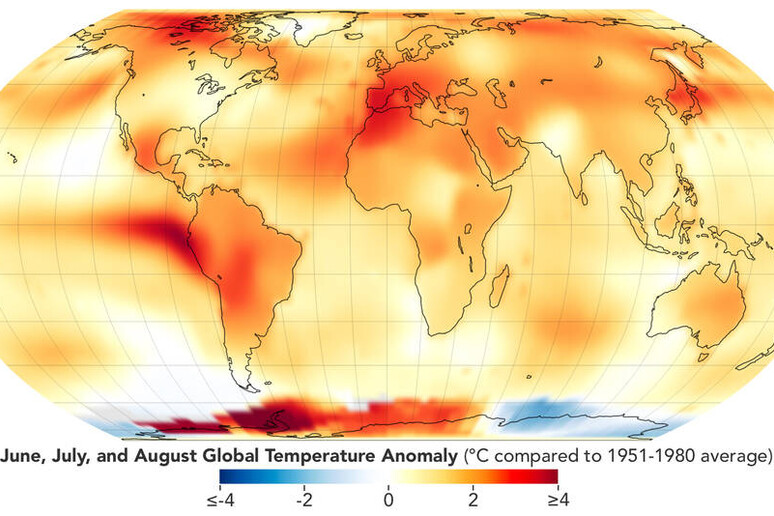 Mappa della temperatura rilevata nell 'estate 2023. I valori delle aree più calde sono confrontati con quelli del 1951 e del 1980 (fonte:  NASA Earth Observatory/Lauren Dauphin) - RIPRODUZIONE RISERVATA