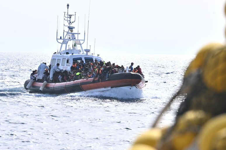 Un momento dell 'arrivo di migranti nel porto di Lampedusa - RIPRODUZIONE RISERVATA