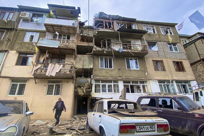 Edifici residenziali danneggiati nel Nagorno Karabakh © ANSA/EPA