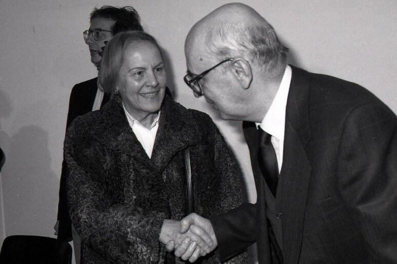 Giorgio Napolitano con Nilde Jotti e Walter Veltroni nella sala stampa di Botteghe Oscure