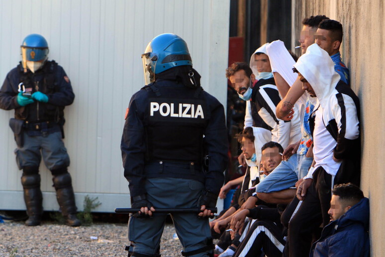 Migranti protestano nel Centro di permanenza per il rimpatrio a Milano. Immagine d 'archivio - RIPRODUZIONE RISERVATA