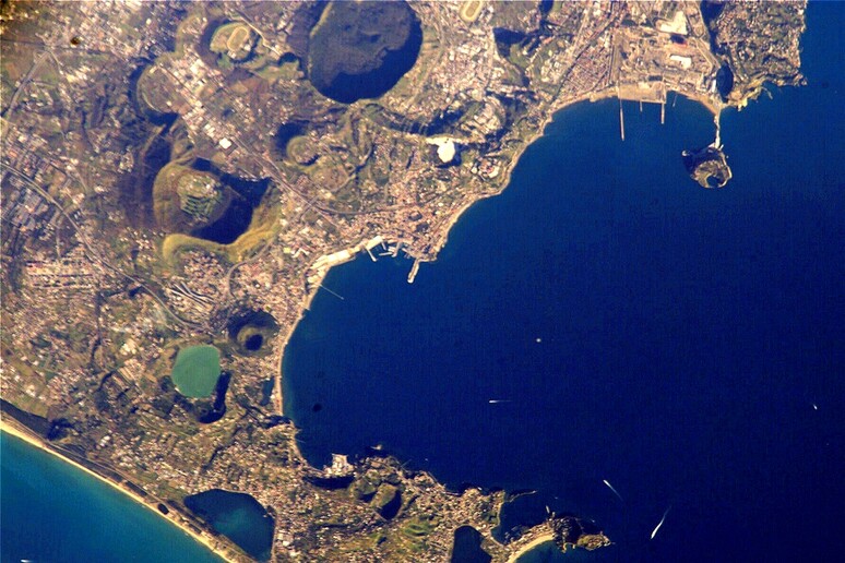 L 'area di Pozzuoli vista dallo spazio (fonte: AlMare, NASA, da Wikipedia) - RIPRODUZIONE RISERVATA