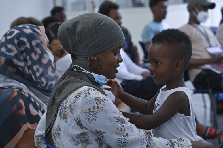 Migranti giunti in Italia con corridoi umanitari - RIPRODUZIONE RISERVATA