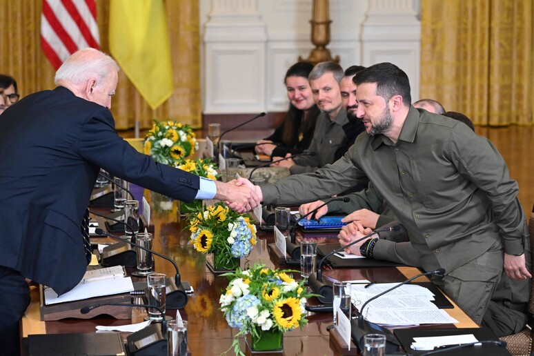 Stretta di mano tra il presidente americano Joe Biden e il presidente ucraino Zelensky © ANSA/AFP