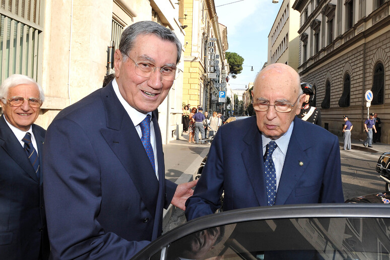 Giorgio Napolitano e l 'ex vicepresidente del Csm Nicola Mancino in una foto d 'archivio © ANSA/Antonio Di Gennaro