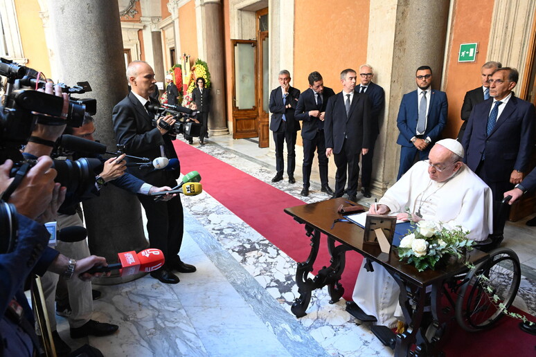 Papa a Camera ardente Napolitano