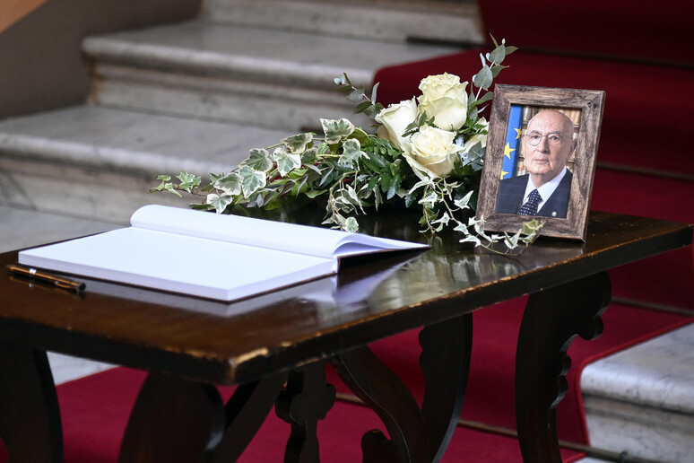 Napolitano, alla Camera i funerali laici di Stato - LA DIRETTA
