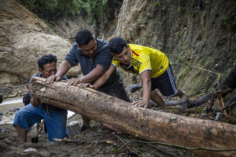 Guatemala, 6 morti e 13 dispersi dopo le alluvioni