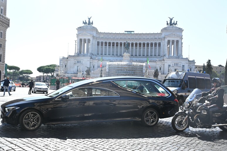 Il feretro di Napolitano fa il suo ingresso a Montecitorio
