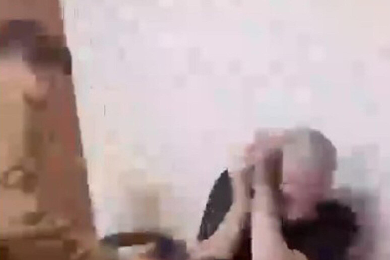 Kadyrovo posta un video del figlio che picchia un detenuto, 'sono fiero'