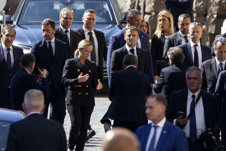 Faccia a faccia Meloni-Macron senza delegazioni, focus sui migranti