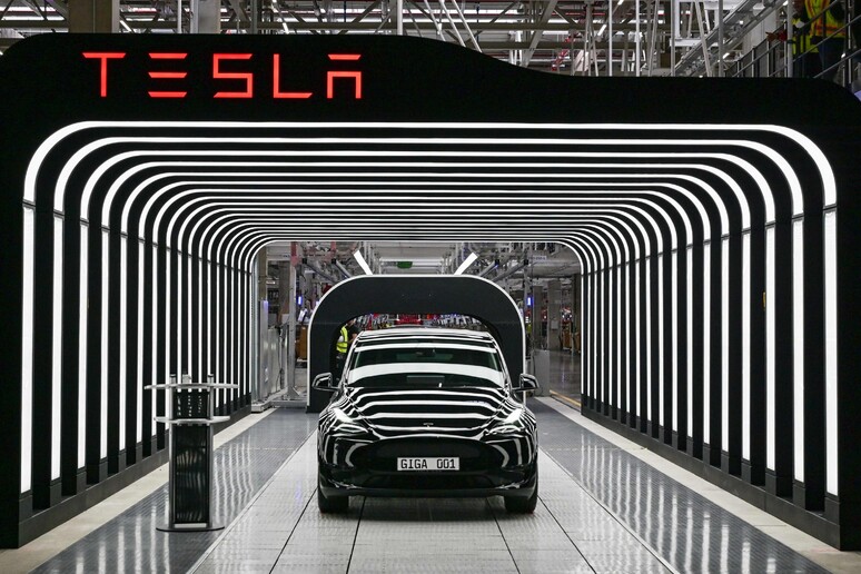 Tesla sospende produzione in Germania a causa attacchi Houti © ANSA/AFP