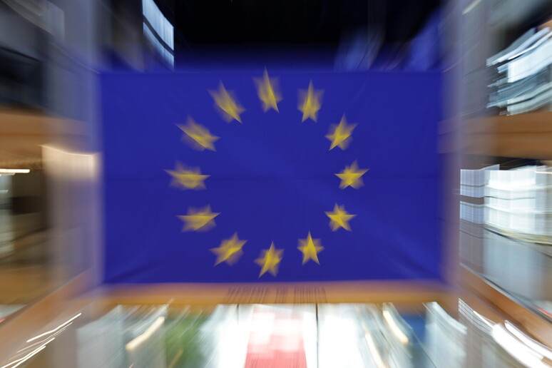 Una bandiera europea © ANSA/EPA