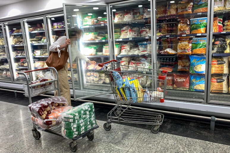 La spesa in un supermercato -     RIPRODUZIONE RISERVATA