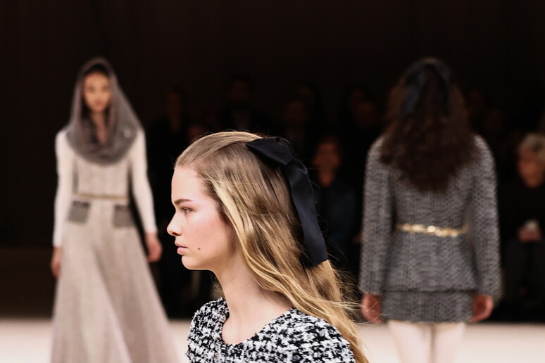 Chanel sfila a Parigi portando la couture nella danza -     RIPRODUZIONE RISERVATA