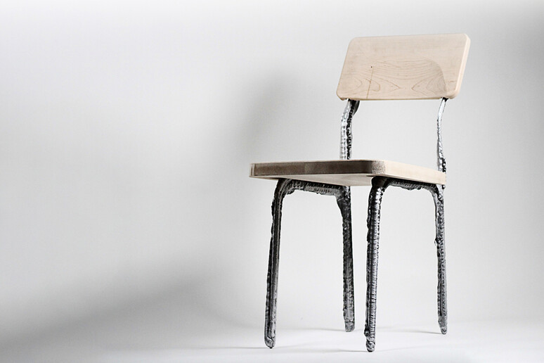 Una sedia col telaio realizzato grazie alla nuova tecnica di stampa 3D rapida per metalli (fonte: MIT Self-Assembly Lab) -     RIPRODUZIONE RISERVATA