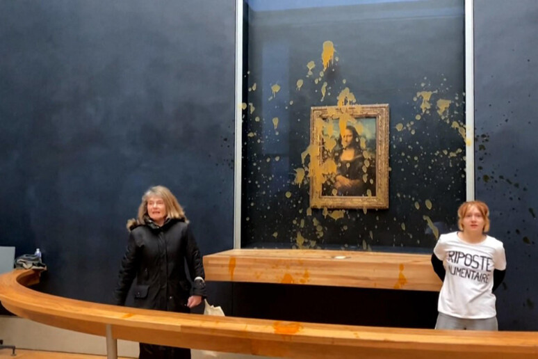 Attivisti versano zuppa sul vetro della Gioconda al Louvre -     RIPRODUZIONE RISERVATA