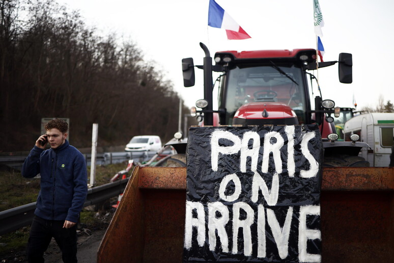 La protesta alle porte di Parigi © ANSA/EPA