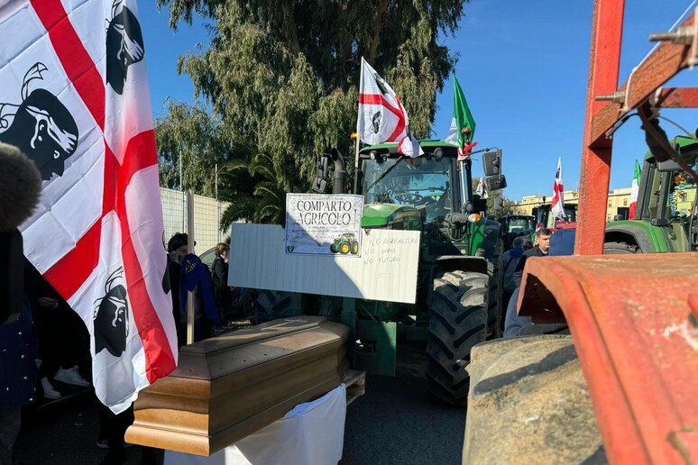 protesta dei trattori in porto a Cagliari - RIPRODUZIONE RISERVATA