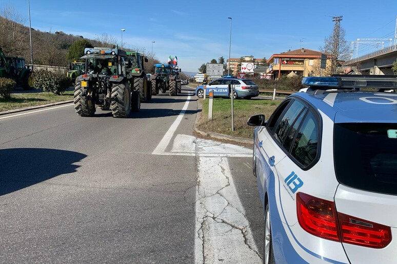 La protesta degli agricoltori a Orvieto in una foto della polizia stradale -     RIPRODUZIONE RISERVATA