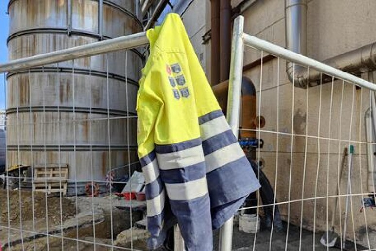 Una giacca da lavoro in un cantiere -     RIPRODUZIONE RISERVATA