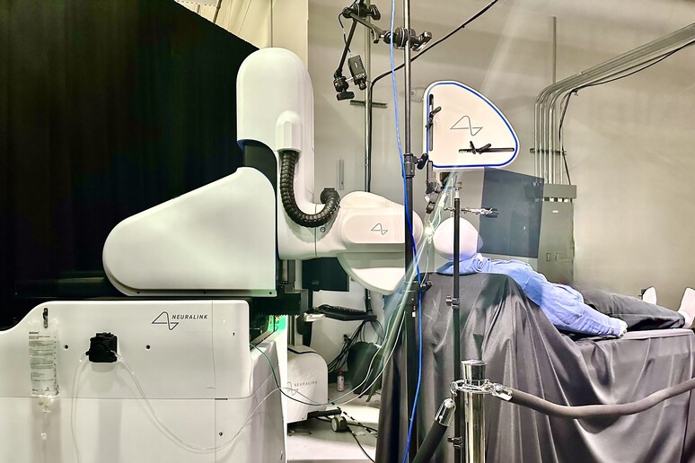 Simulazione dell 'impianto del chip, con il robot chirurgo della Neuralink (fonte: Steve Jurvetson, da Flickr) -     RIPRODUZIONE RISERVATA